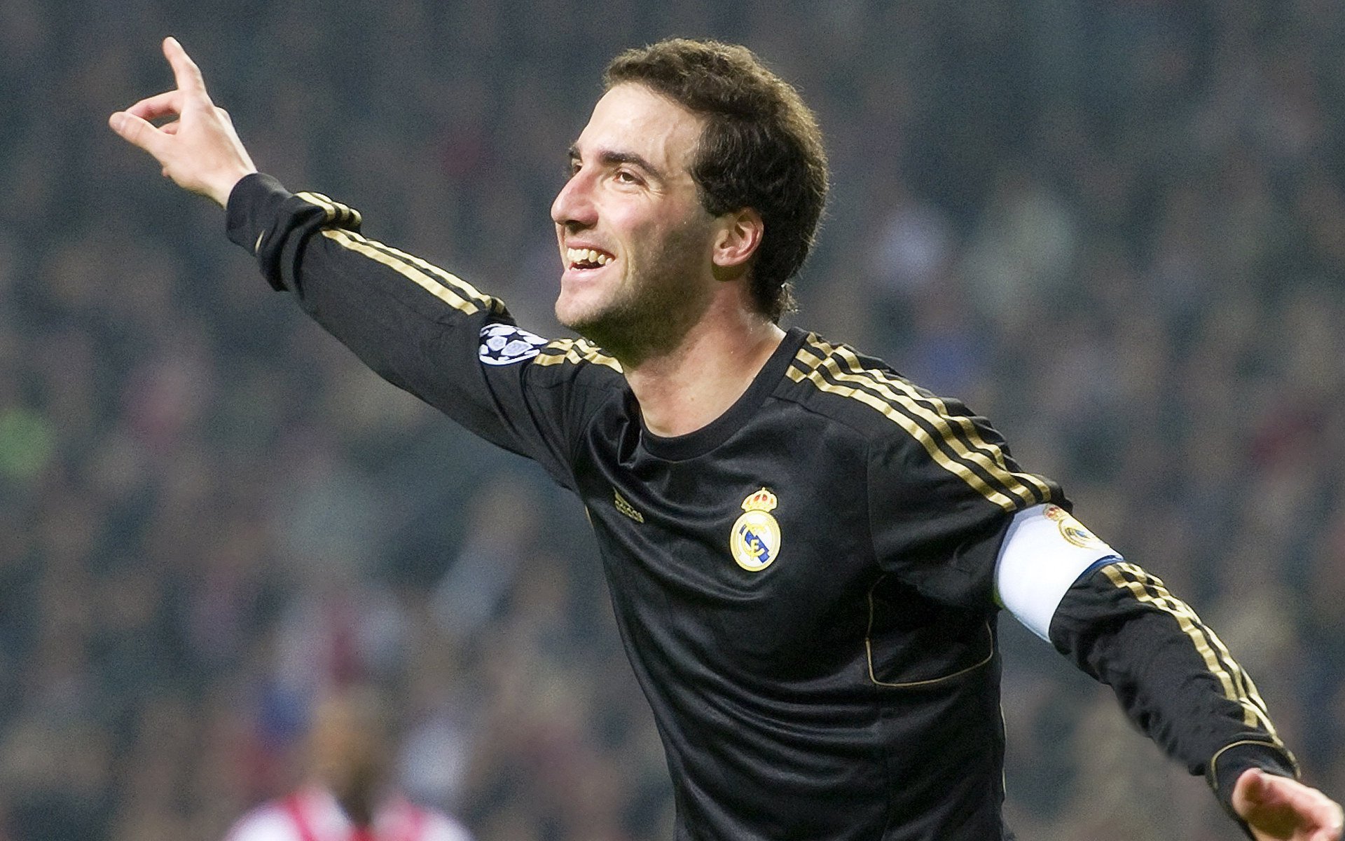 高压逼抢球队是否更易陷入战术断层困境,高压枪伤害事件