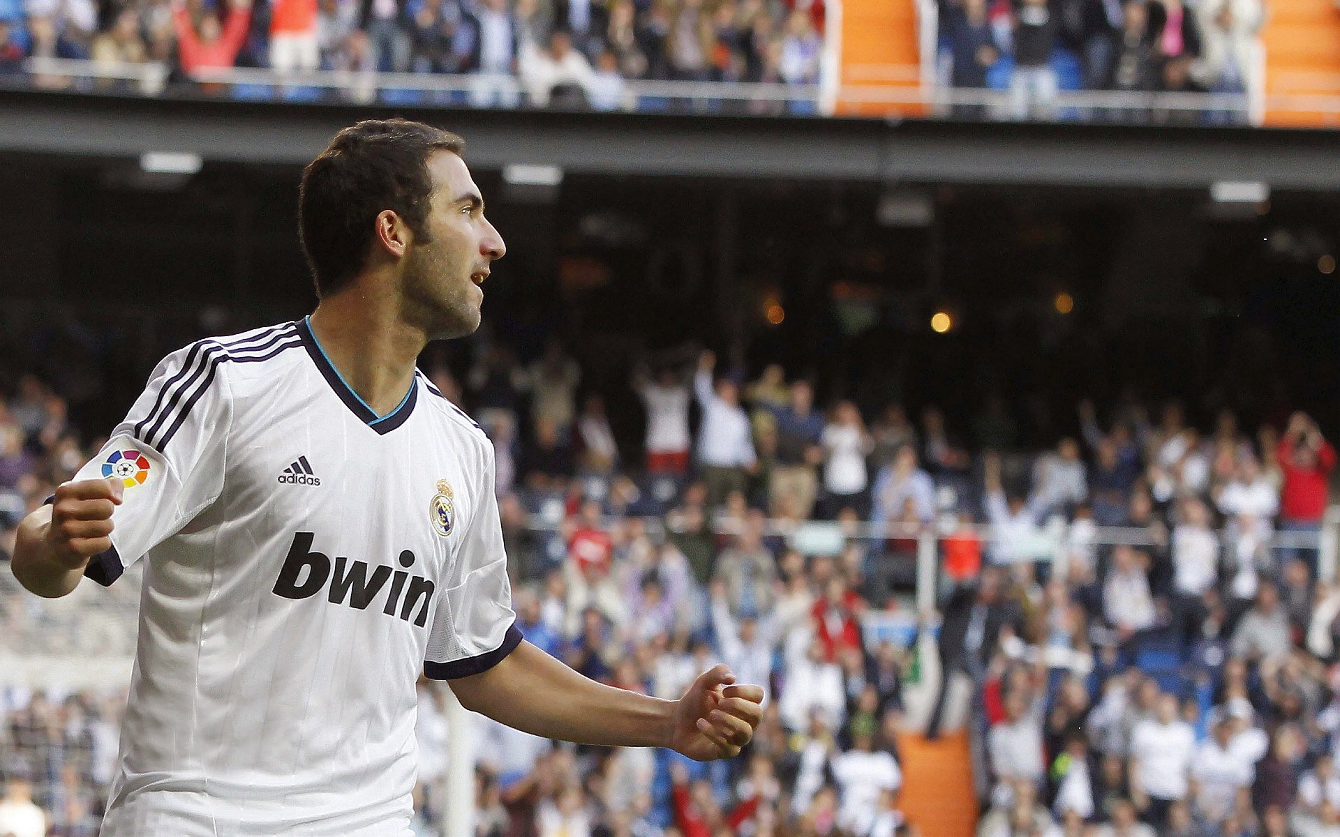 球员在比赛中凭借关键抢断逆转比赛局势,足球比赛时将球员