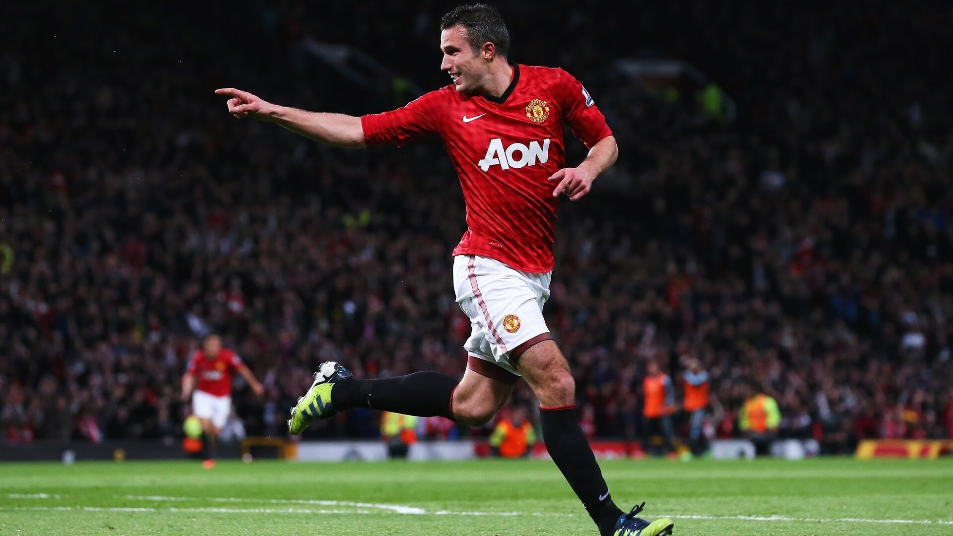 球员在比赛中凭借关键抢断逆转比赛局势,足球比赛时将球员